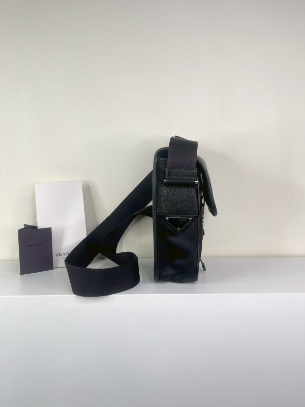 【分期0利率】PRADA 經典LOGO輕量尼龍翻蓋斜背包【全新品】 