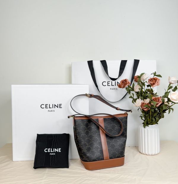 【12期0利率】CELINE TRIOMPHE老花水桶包【99成新】 