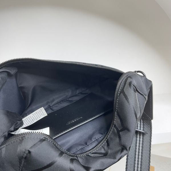 【12期0利率】BURBERRY Sonny 滿版TB 印刷 LOGO腰包【22年台灣購證】【9成新】 