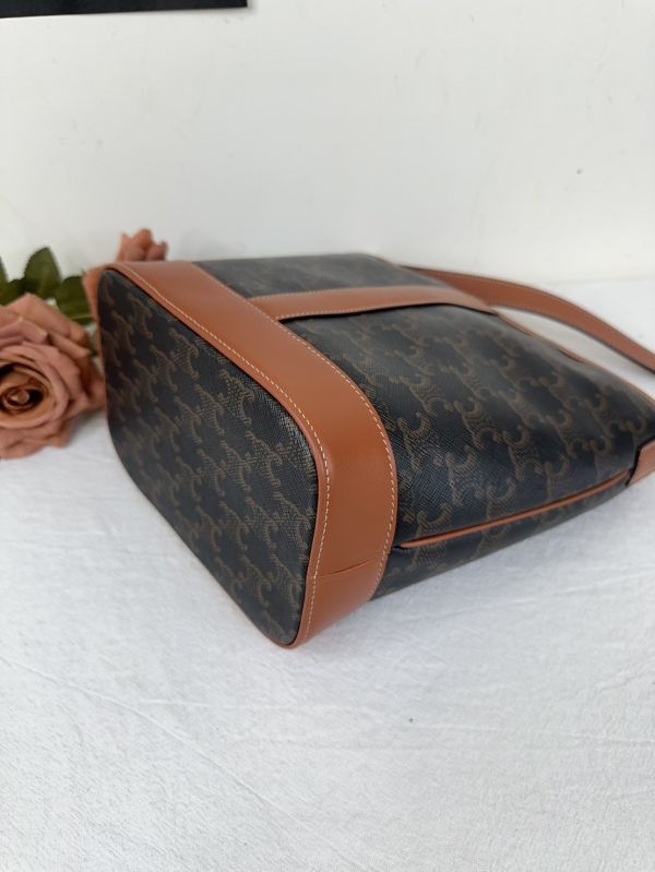 【12期0利率】CELINE TRIOMPHE老花小號水桶包【23年3月羅馬購證】【99成新】 