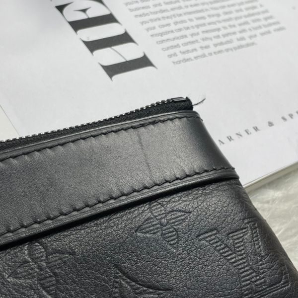 【12期0利率】LV小牛皮DISCOVERY POCHETTE 手拿包【9成新】 