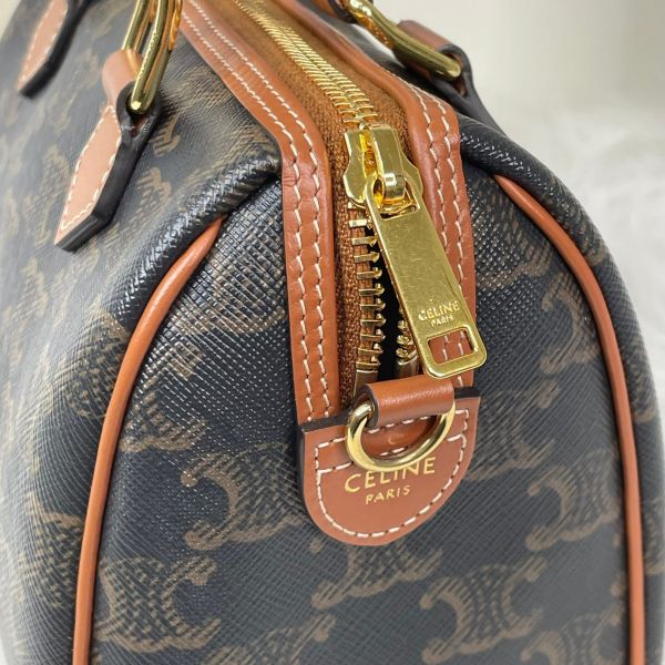 【12 期 0 利率】CELINE 新款凱旋門老花SPEEDY小號，背帶在側邊喔【99成】】 