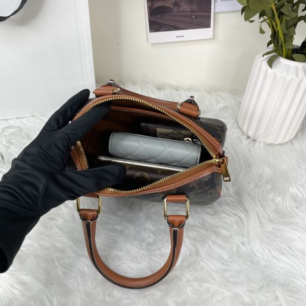 【12 期 0 利率】CELINE 新款凱旋門老花SPEEDY小號，背帶在側邊喔【99成】】 