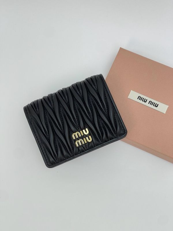【全新品】MIUMIU Matelassé 對開短夾 