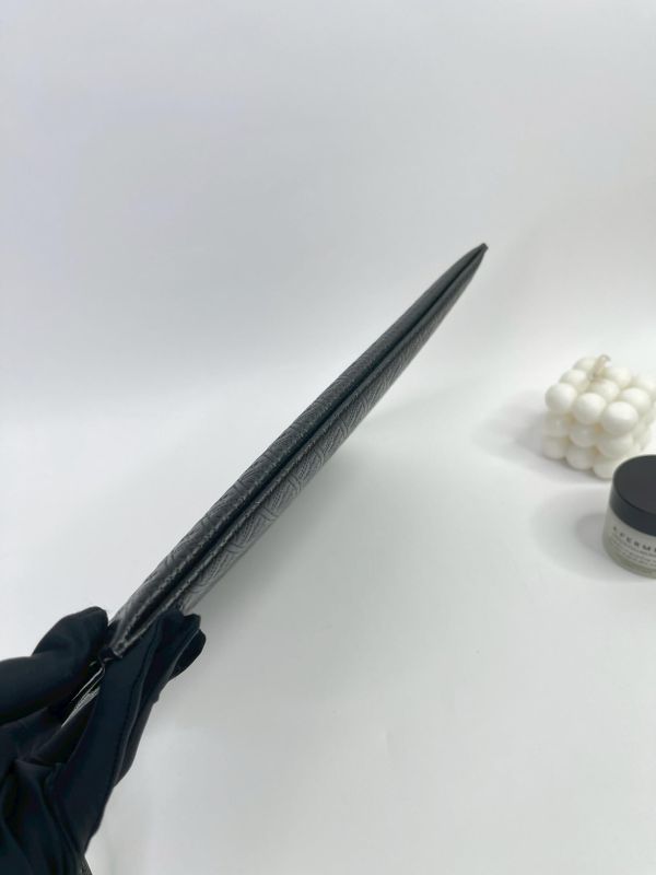 【99成新】YSL 菱格紋平板電腦手拿包 