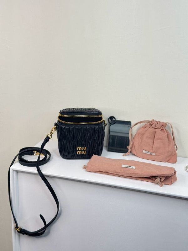 【分期0利率】MIUMIU Matelassé 納帕皮革小巧手袋【未使用閒置品】 