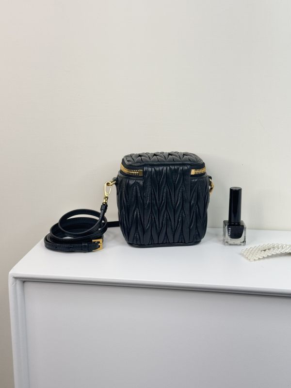 【分期0利率】MIUMIU Matelassé 納帕皮革小巧手袋【未使用閒置品】 