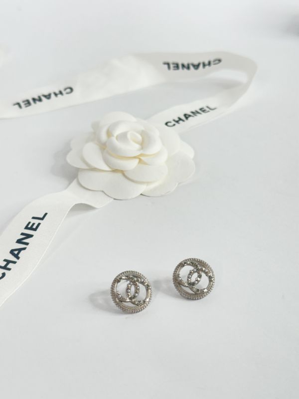 【未使用閒置品】CHANEL 麻花鏤空雙C珍珠鑲鑽耳針 