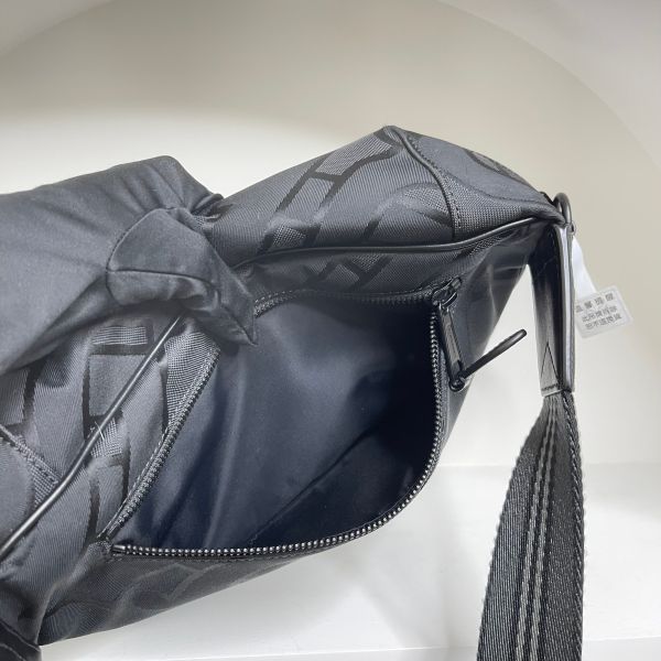 【12期0利率】BURBERRY Sonny 滿版TB 印刷 LOGO腰包【22年台灣購證】【9成新】 