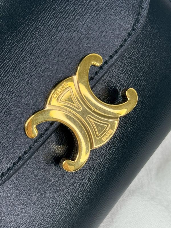 【未使用閒置品】CELINE 亮面牛皮革TRIOMPHE三折短夾 