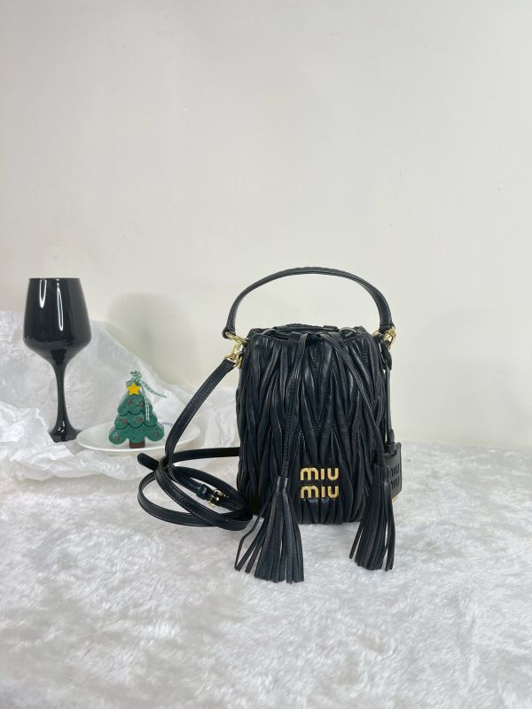 【未使用閒置品】MIUMIU Matelasse 納帕皺摺迷你抽繩水桶包 