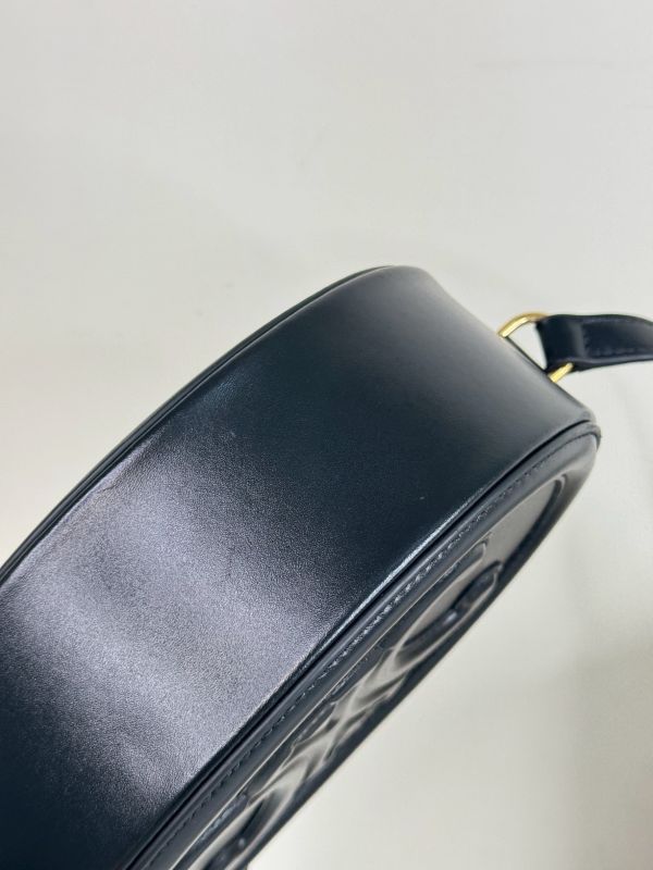 【分期0利率】CELINE CUIR TRIOMPHE OVAL 皮革大月餅包【9成新】 