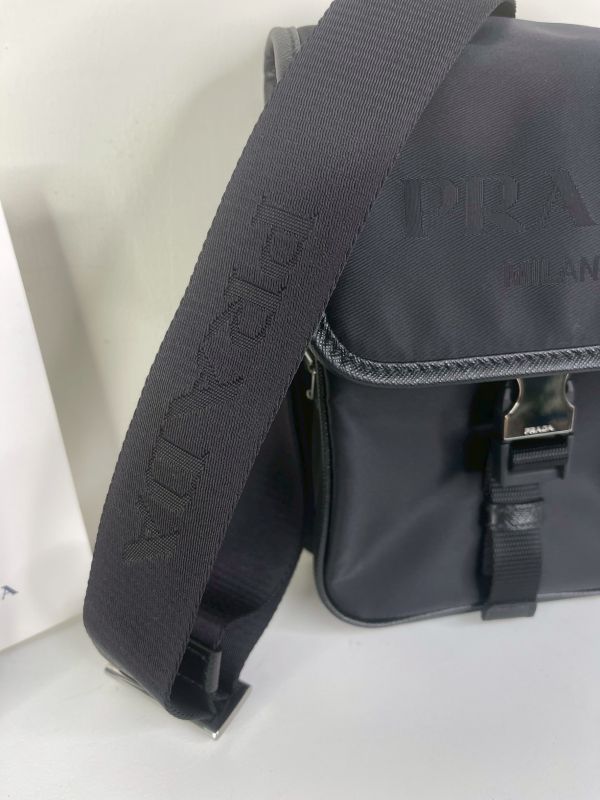 【分期0利率】PRADA 經典LOGO輕量尼龍翻蓋斜背包【全新品】 