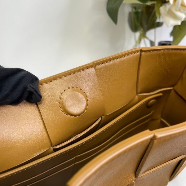 【9成新】【12期0利率】Cassette Pouch On Strap15格繩帶手拎包 