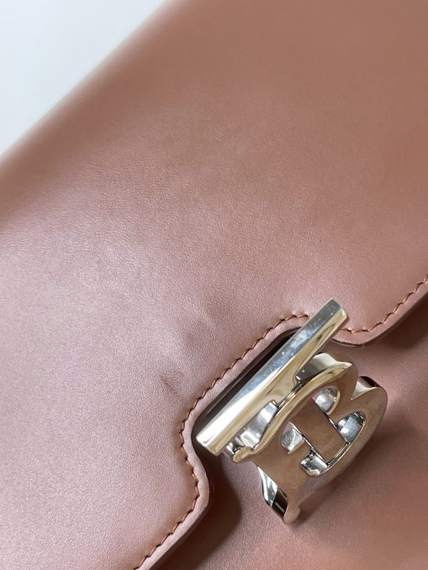 【分期0利率】BURBERRY TB鎖頭 小號翻蓋斜背包【9成新】 