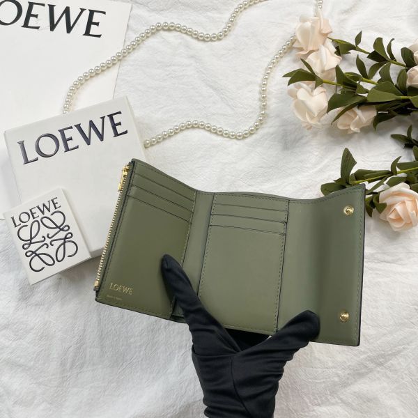 【12期0利率】【全新品】LOEWE 小牛皮直式三摺錢包【現金價】 