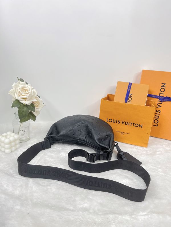 【分期0利率】LV  HAMAC BAG 黑壓紋胸包【95成新】 