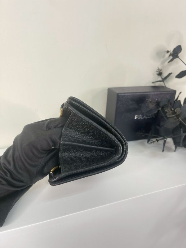 【分期0利率】PRADA 浮雕LOGO 對開短夾【99成新】 