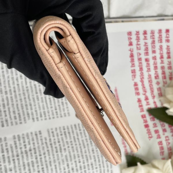 【99成新】【12 期 0 利率】Chanel 雕刻山茶花粉色對折短夾 牛皮 