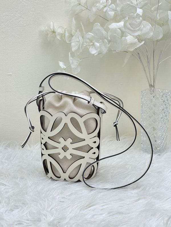 【9成新】LOEWE CUTOUT POCKET 水桶包 