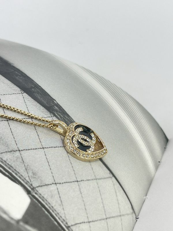 【未使用閒置品】CHANEL  23B拚色鑲鑽愛心項鍊 