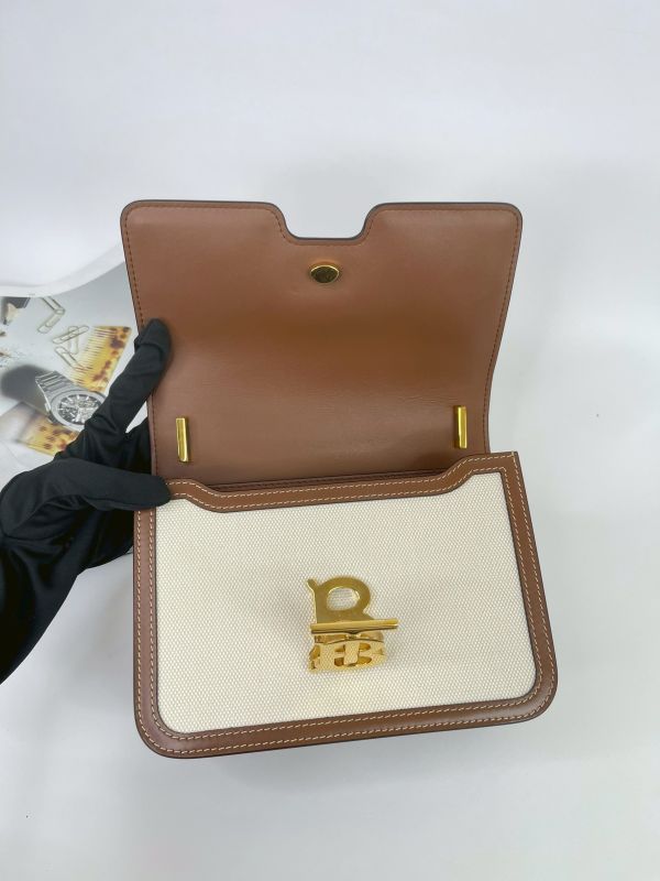【分期0利率】BURBERRY TB帆布翻蓋郵差包【95成新】 
