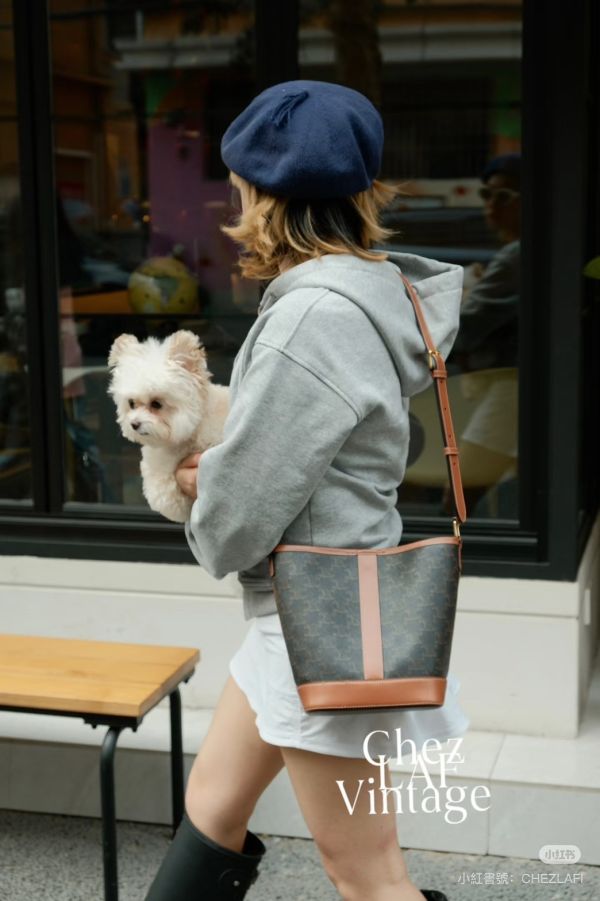 【12期0利率】CELINE TRIOMPHE老花小號水桶包【23年3月羅馬購證】【99成新】 