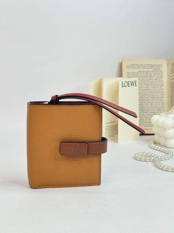 【分期0利率】LOEWE 小牛皮小型拉鍊短夾【95成新】 