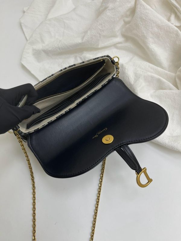 【95成新】DIOR Saddle 中型附鏈帶手拿包 