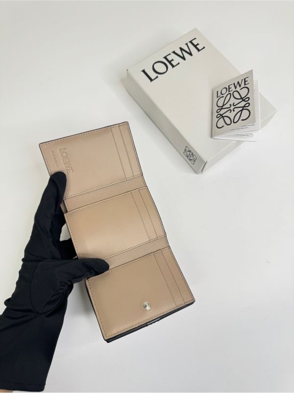 【分期0利率】LOEWE Anagram 卵石紋小牛皮三折錢包【全新品】 