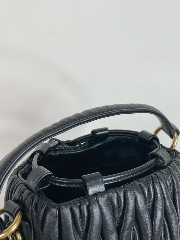 【未使用閒置品】MIUMIU Matelasse 納帕皺摺迷你抽繩水桶包 