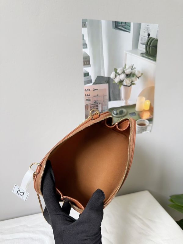 【12期0利率】CELINE TRIOMPHE貝殼包【9成新】 