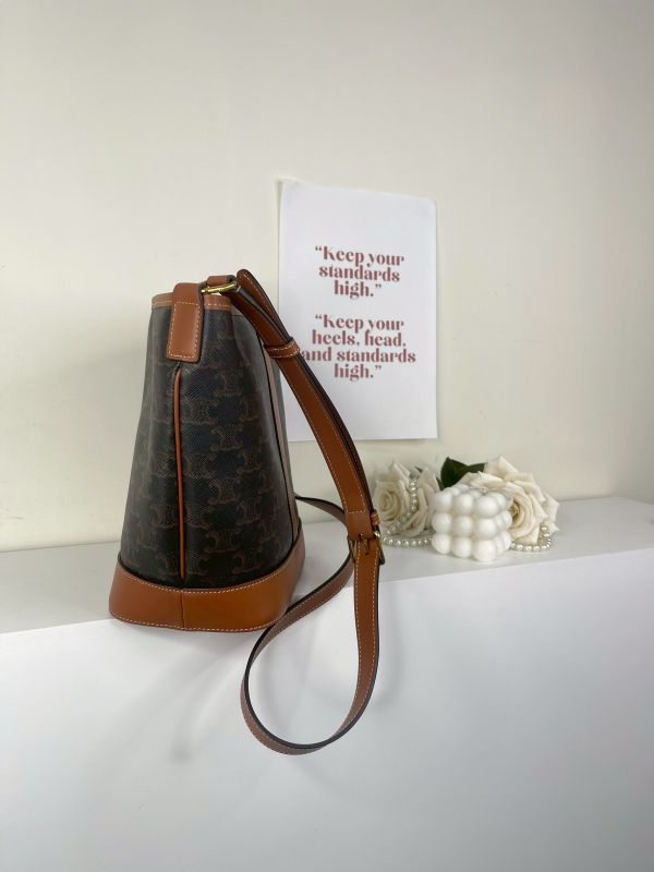 【分期0利率】CELINE TRIOMPHE老花小號水桶包【95成新】 