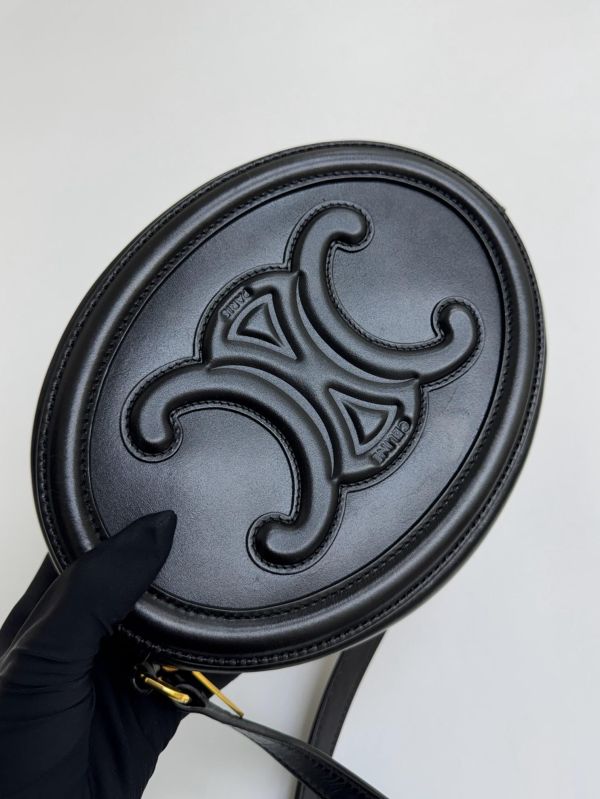 【95成新】CELINE CUIR TRIOMPHE OVAL 皮革大月餅包 