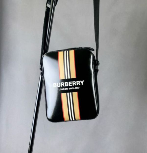 【12期0利率】【全新品】BURBERRY 漆皮條紋手機包 中性款 男女皆可【現金價18500】 