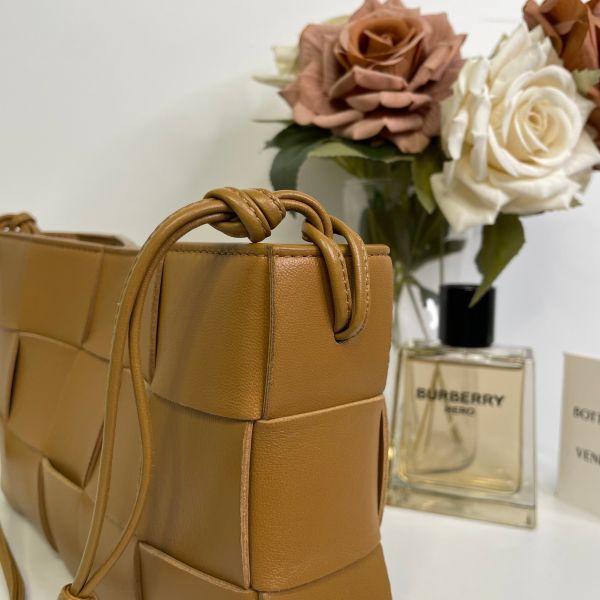 【9成新】【12期0利率】Cassette Pouch On Strap15格繩帶手拎包 