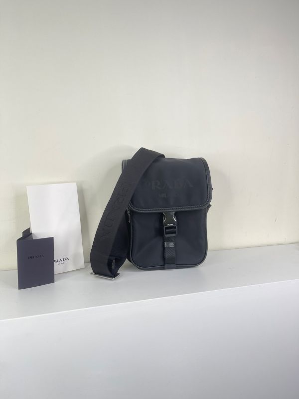 【分期0利率】PRADA 經典LOGO輕量尼龍翻蓋斜背包【全新品】 