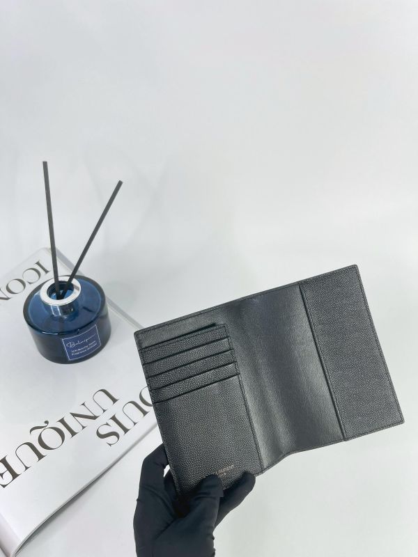 【99成新】YSL 粒面壓紋皮革護照套 