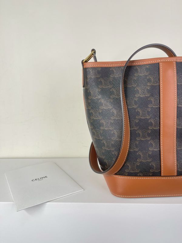 【分期0利率】CELINE TRIOMPHE老花小號水桶包【95成新】 
