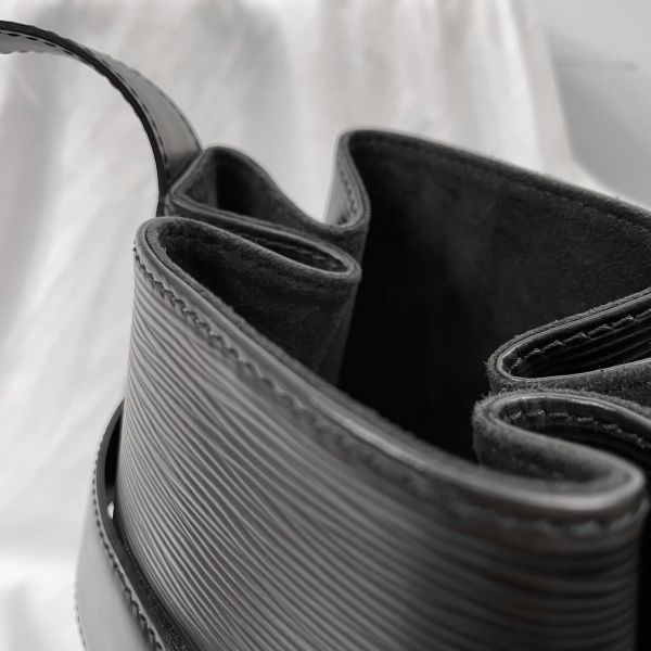 【8成新】【12期0利率】LV EPI 水波紋八角水桶包 