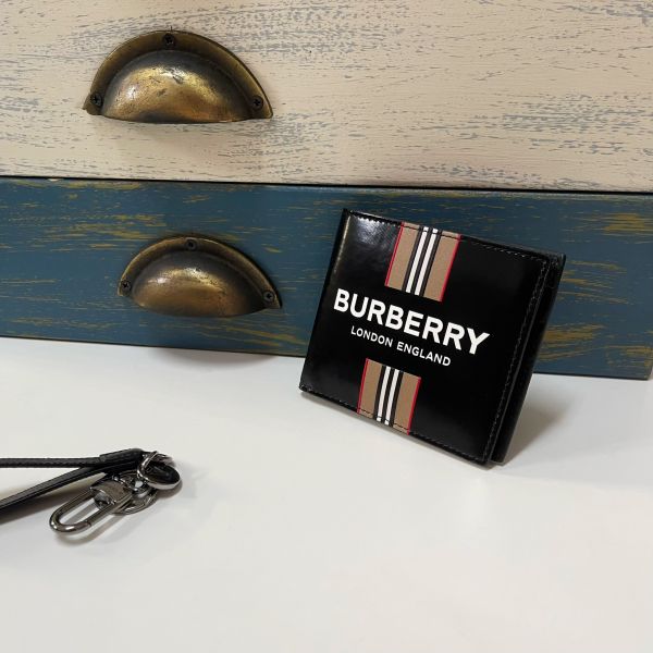 【12期0利率】【全新品】BURBERRY 漆皮條紋LOGO 8卡短夾 