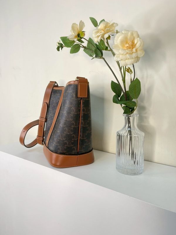 【分期0利率】CELINE TRIOMPHE老花小號水桶包【9成新】 