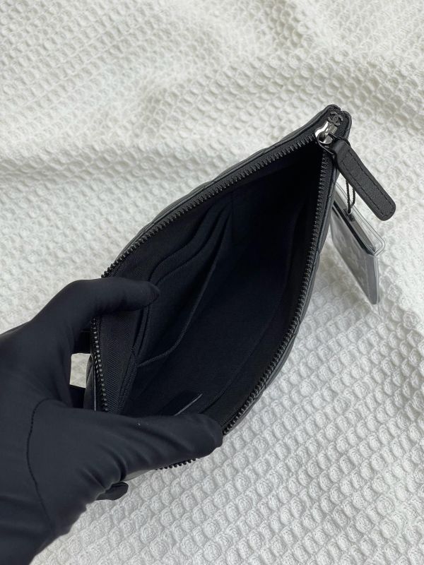 【未使用閒置品】CHANEL 菱格紋拉鍊手拿包 