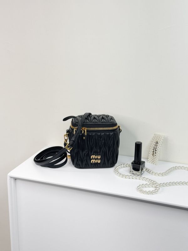 【分期0利率】MIUMIU Matelassé 納帕皮革小巧手袋【未使用閒置品】 