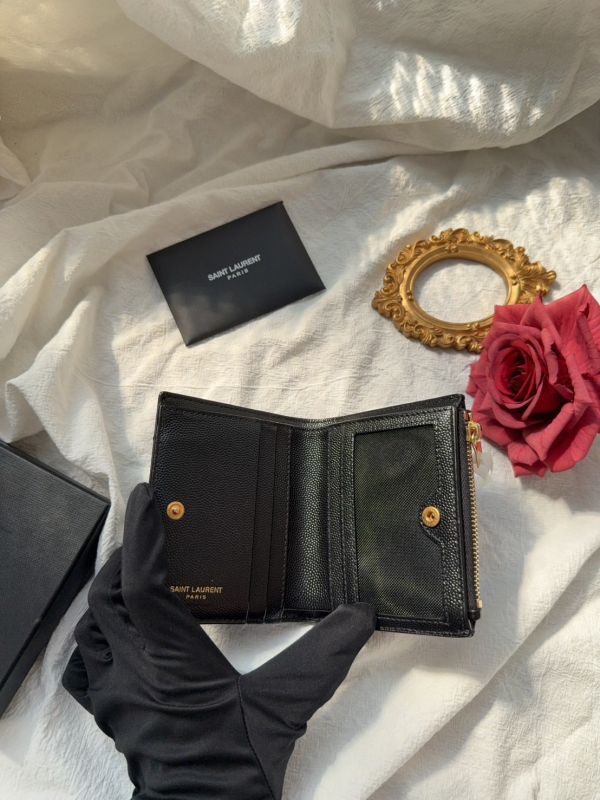 【分期0利率】YSL monogram粒面壓紋皮革兩摺錢包【95成新】 