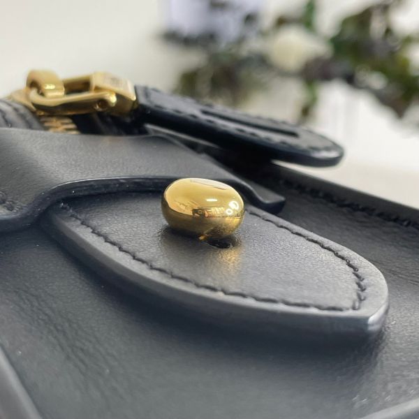 【12期0利率】PRADA 浮雕LOGO防刮拼接斜背包【95成新】 