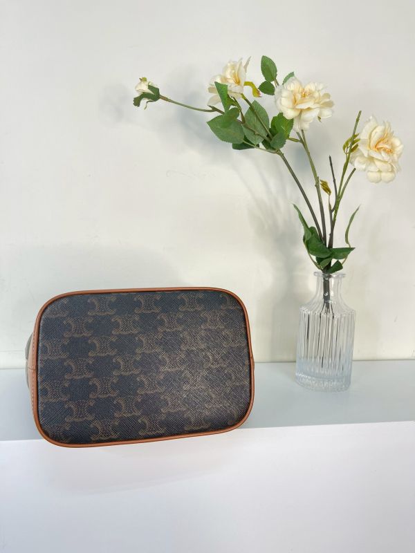 【分期0利率】CELINE TRIOMPHE老花小號水桶包【9成新】 