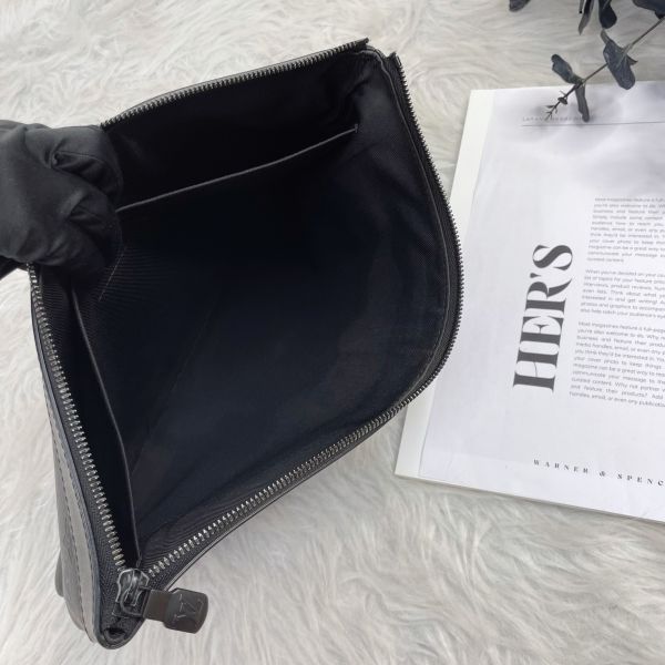 【12期0利率】LV小牛皮DISCOVERY POCHETTE 手拿包【9成新】 