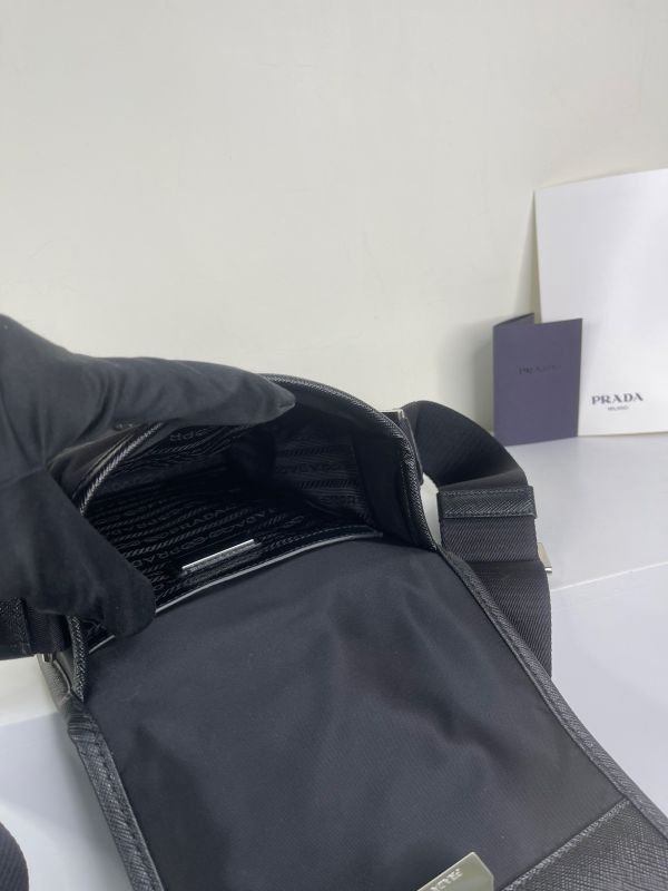 【分期0利率】PRADA 經典LOGO輕量尼龍翻蓋斜背包【全新品】 