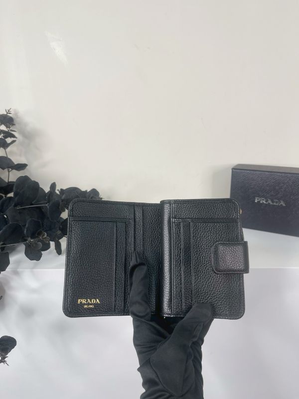 【分期0利率】PRADA 浮雕LOGO 對開短夾【99成新】 